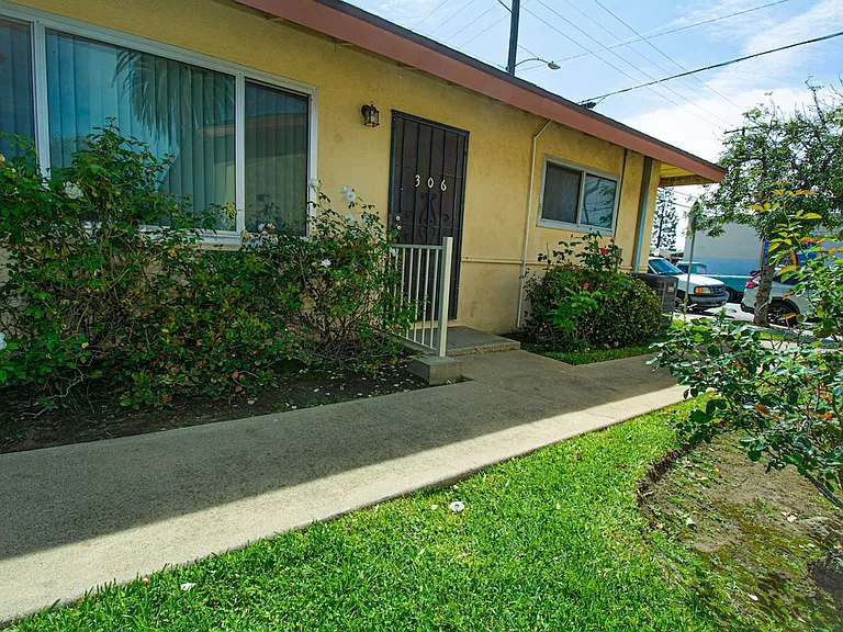 306 N Azusa Ave — Photo 26