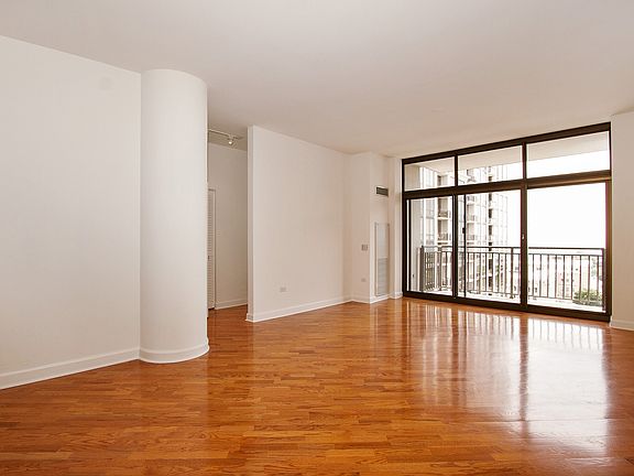 3rd image of 1322 S Prairie Ave Unit 1810