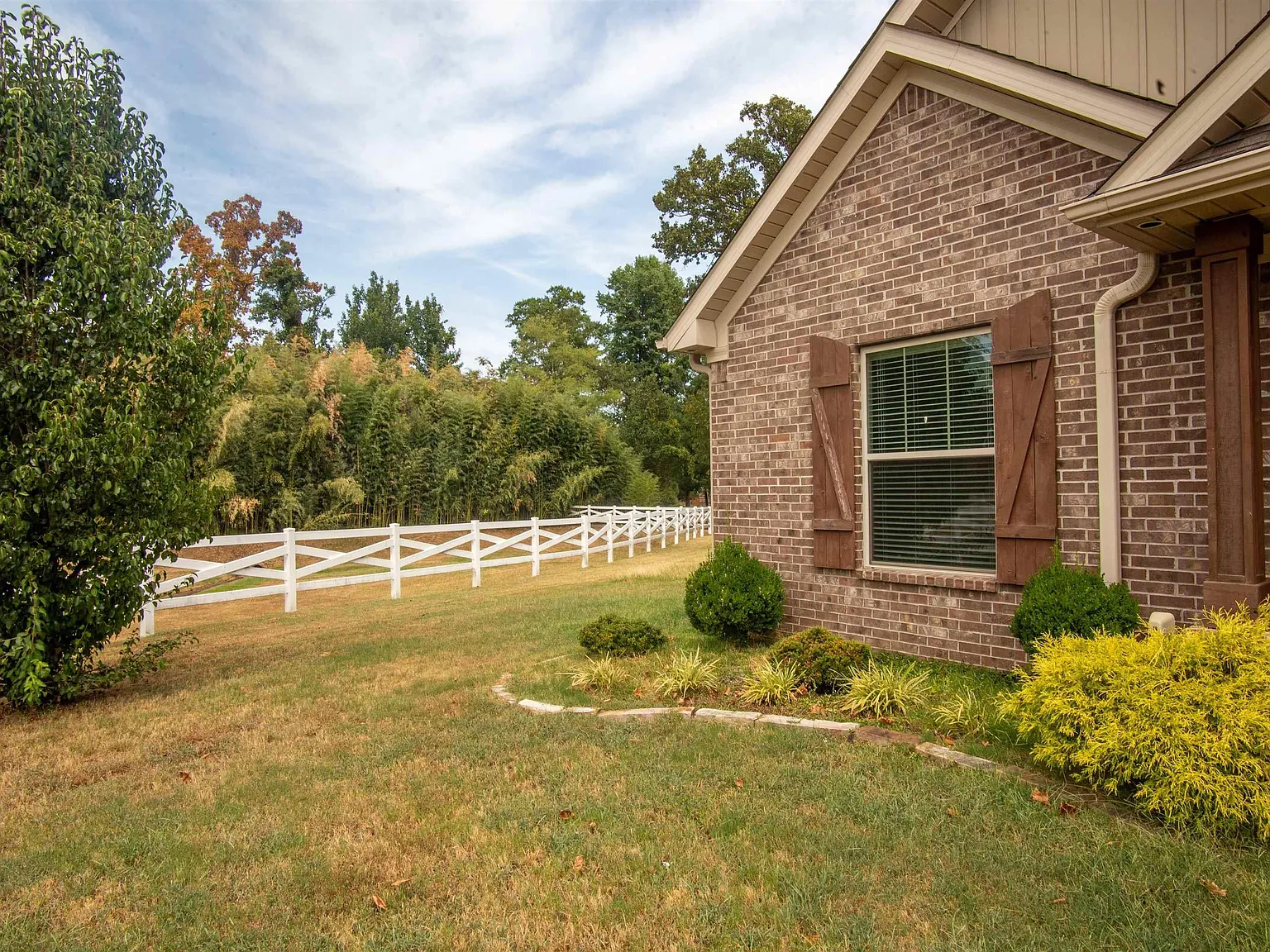 4 bed, 2.0 bath, 2276 sqft, $2,495 — Photo 2