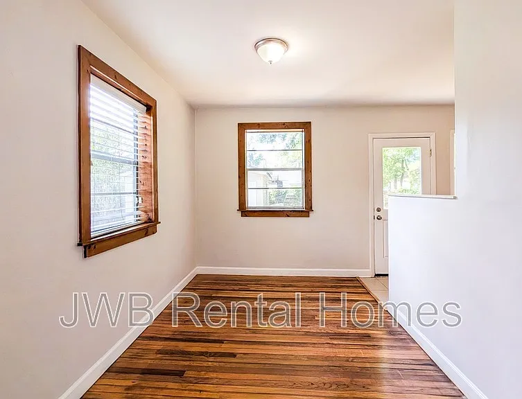3312 Seville St W — Photo 3