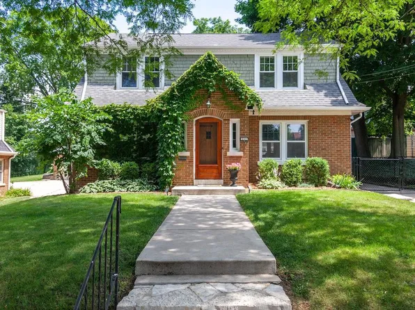 111 North Hartwell AVENUE, Waukesha, WI 53186