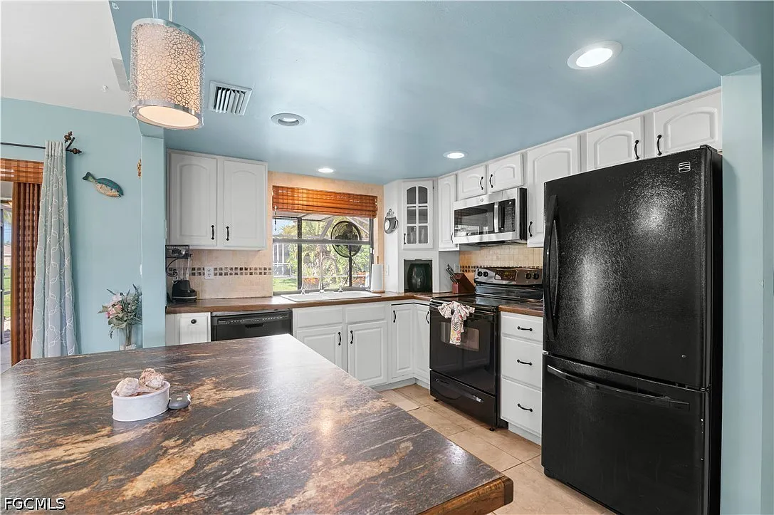 3 bed, 2.0 bath, 1236 sqft, $2,300 — Photo 3