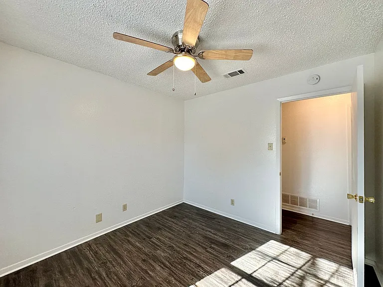 1501 Farhills Dr — Photo 31