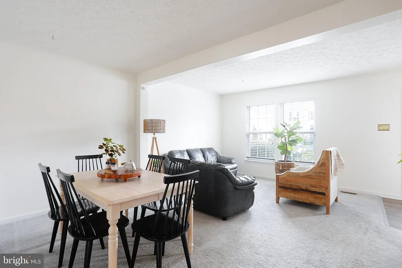 3 bed, 2.5 bath, 1980 sqft, $2,772 — Photo 4