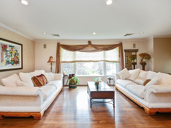 4th image of 21 Connel Dr