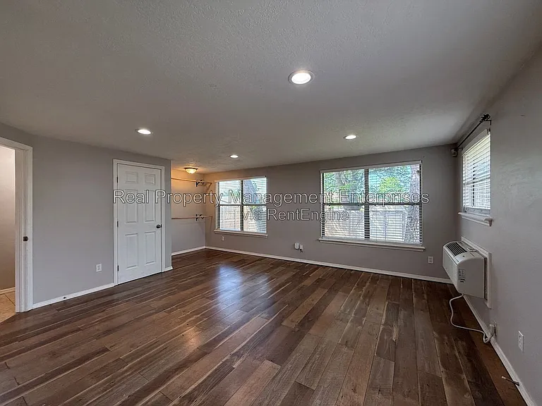 1071 Castlebury Mansion — Photo 8