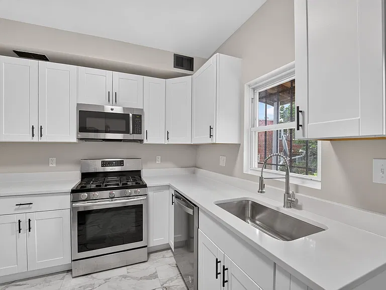 1004 Girard St NW — Photo 4