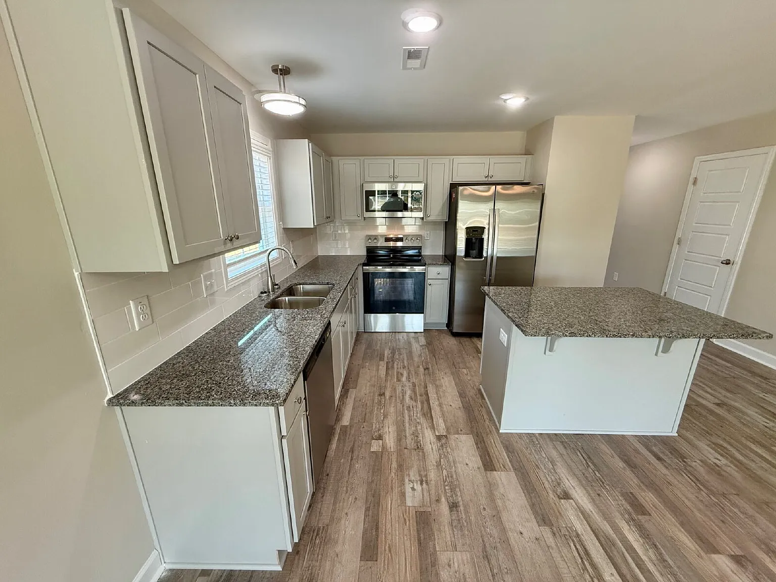 3 bed, 2.5 bath, 1700 sqft, $1,950 — Photo 4