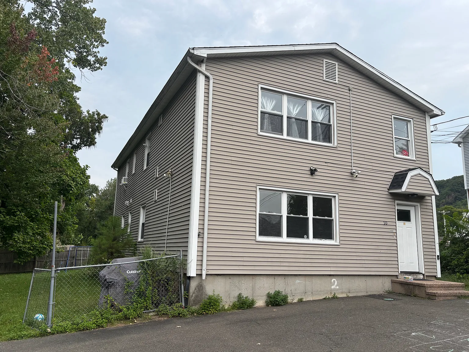 3 bed, 1200 sqft, $2,400 — Photo 1
