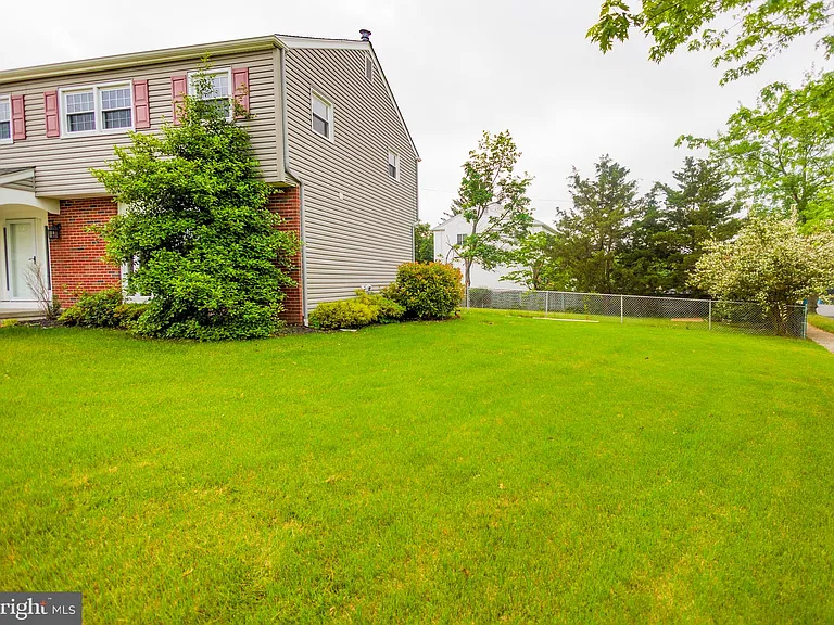 300 Macclelland Ave — Photo 2