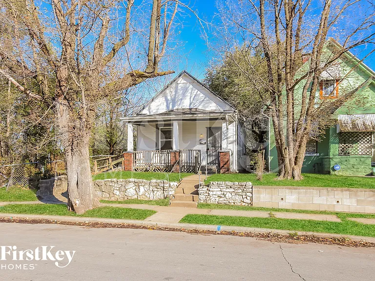 2447 Norton Ave — Photo 1
