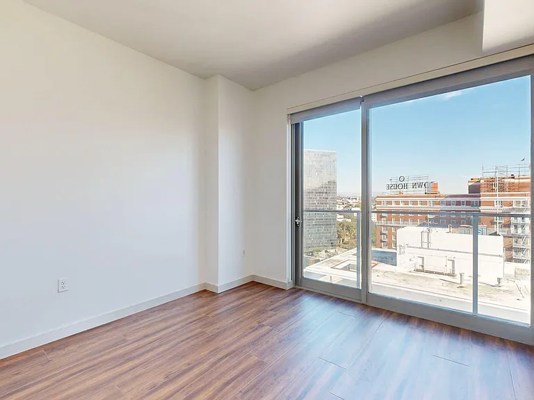 3033 Wilshire — Photo 69