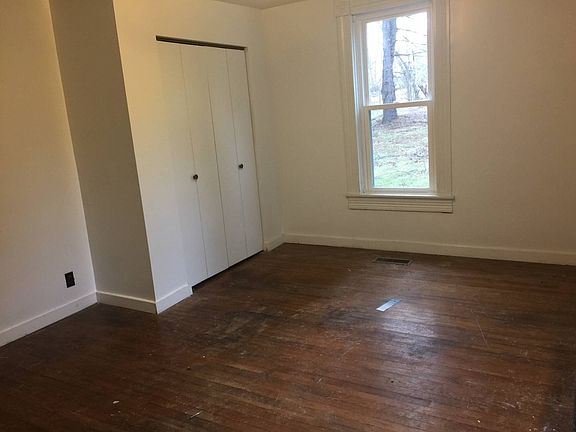 5th image of 122 W 11th St