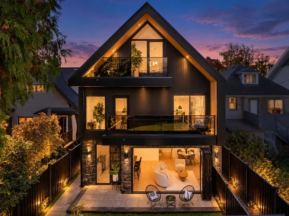 2145 Napier St #2, Vancouver, BC V5L 2P1
