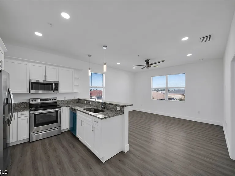 275 SW 4th St — Photo 10