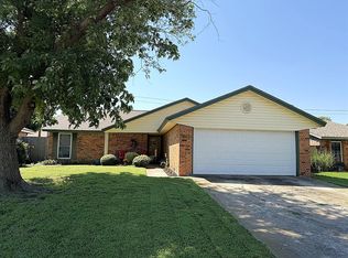 816 Royal Ln, Yukon, OK 73099