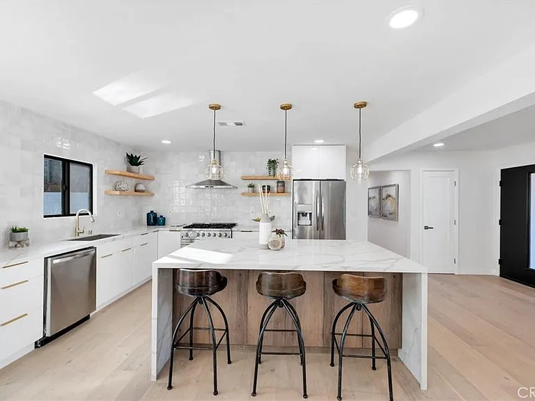 335 University Dr — Photo 8