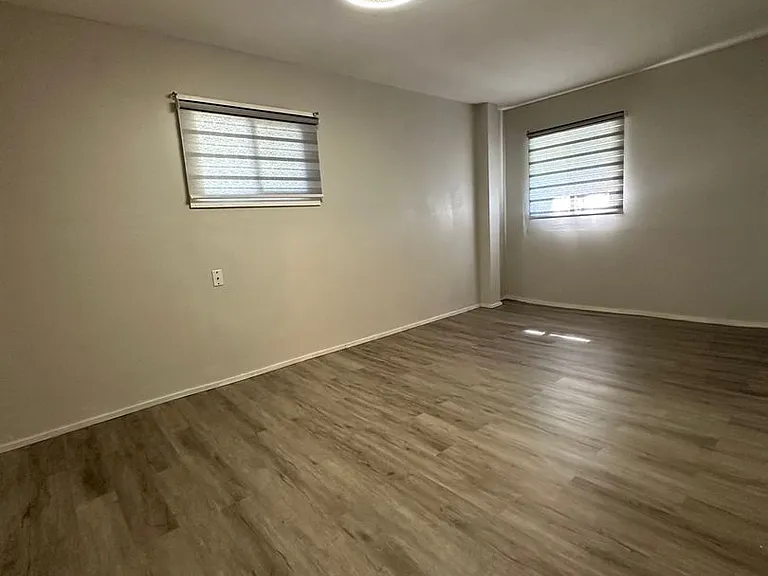 11302 Corrington Ave — Photo 10