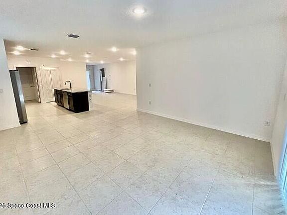 5th image of 450 Hazel St