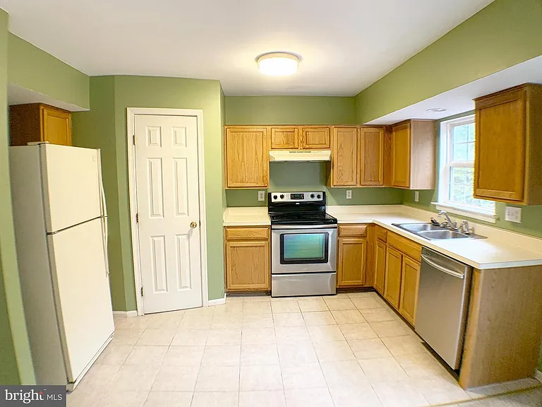Main level: Kitchen with pantry