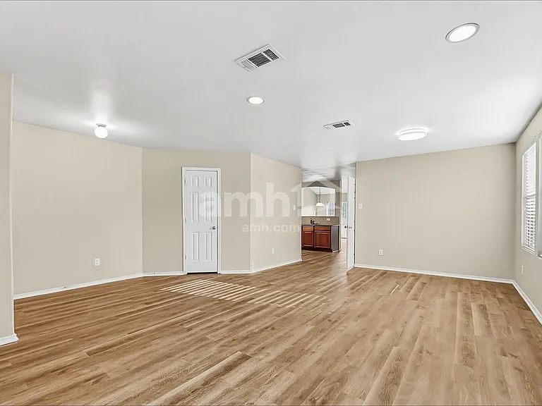 429 Grant Ln — Photo 9