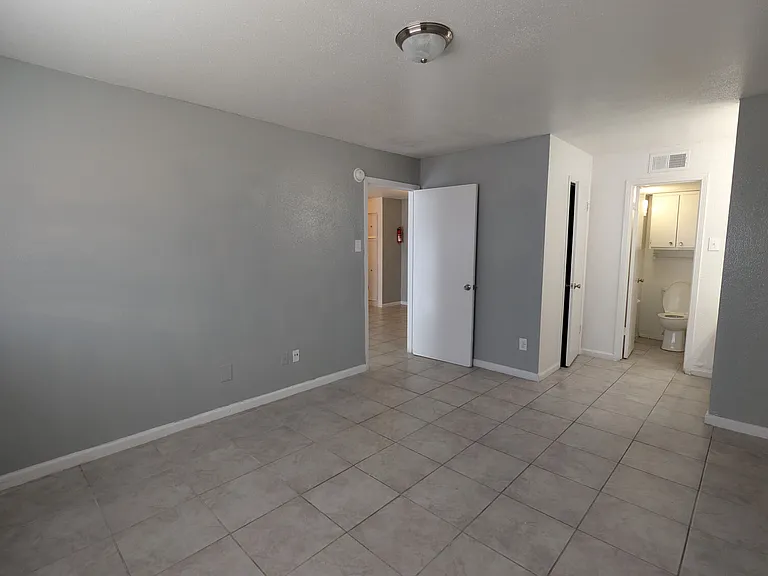 3737 Hillcroft Apartments — Photo 53