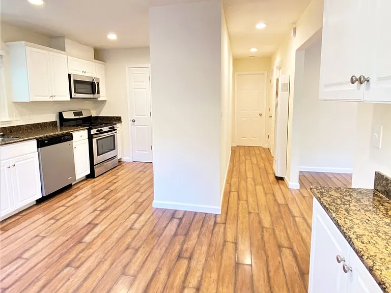 Beautifully updated 2 bed/1 bath Duplex in Redwood City with yard Available NOW! — Photo 7