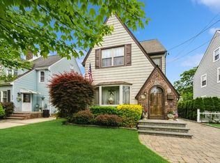 445 Wellington Rd, Mineola, NY 11501