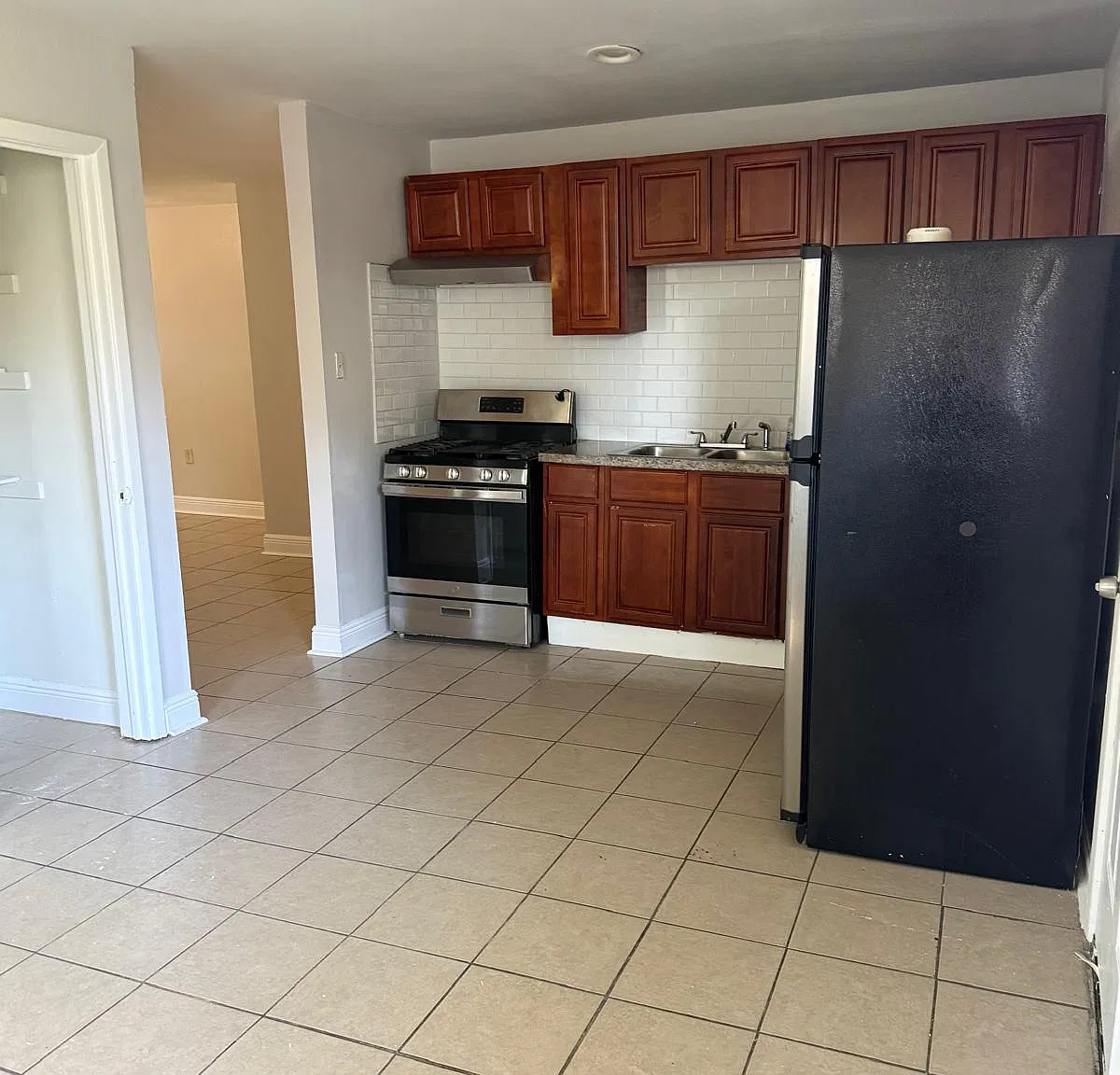 4 bed, 1100 sqft, $1,800 — Photo 1