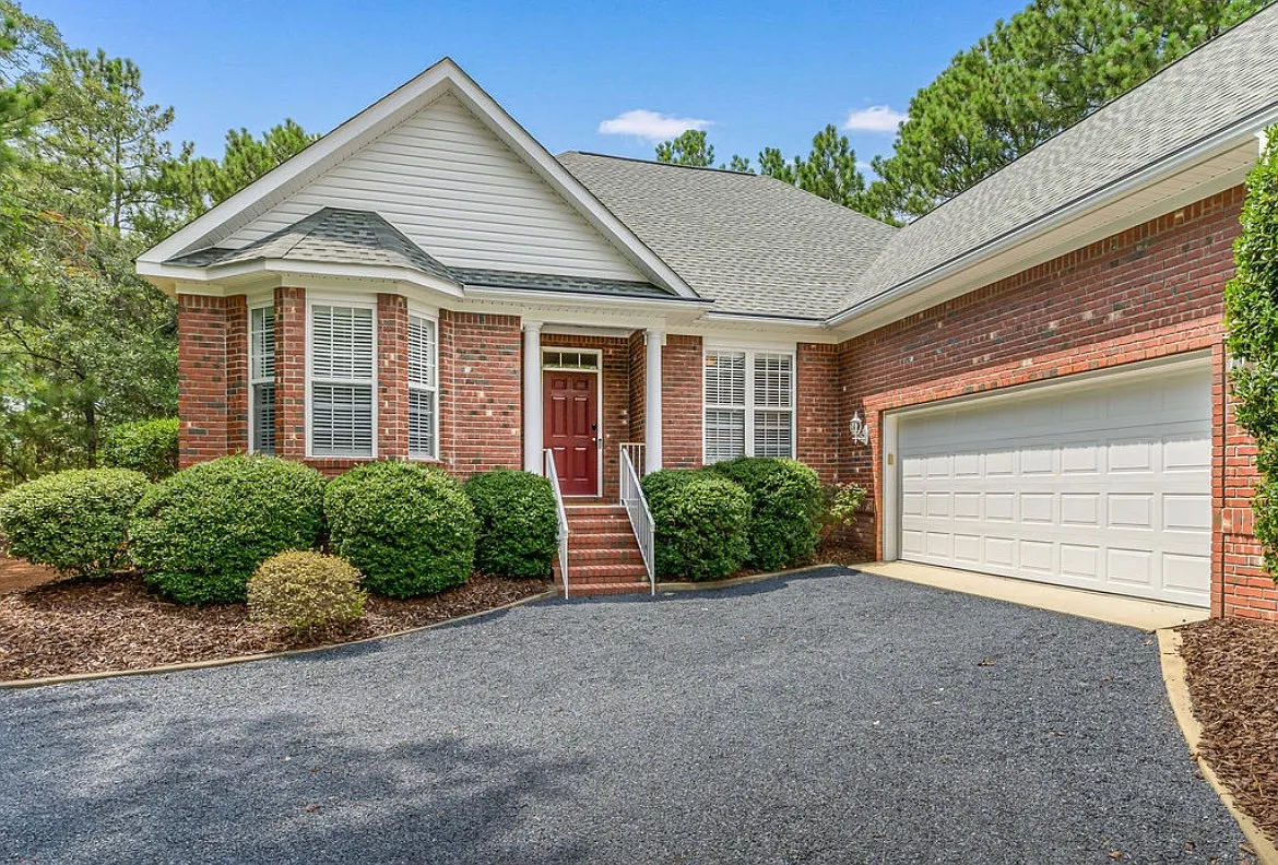 4 bed, 2702 sqft, $4,015 — Photo 2