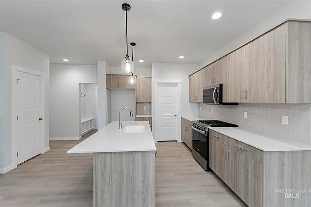 2204 S Border Way — Photo 4