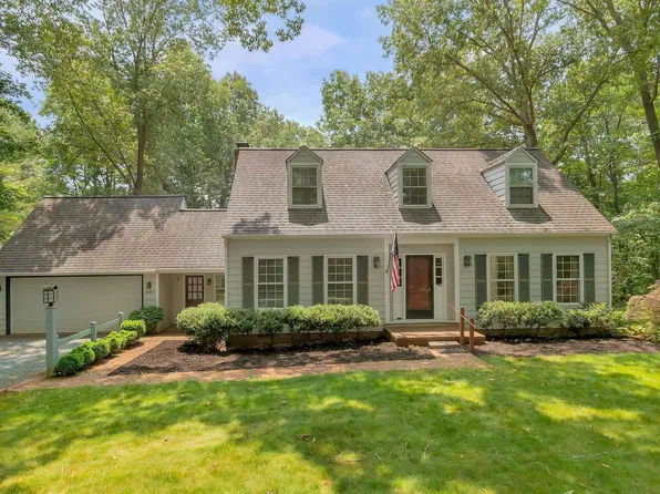 2587 Kimbrough Cir, Charlottesville, VA 22901