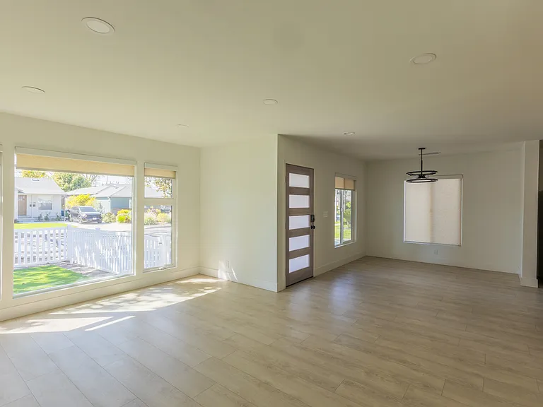 17601 Hamlin St — Photo 10
