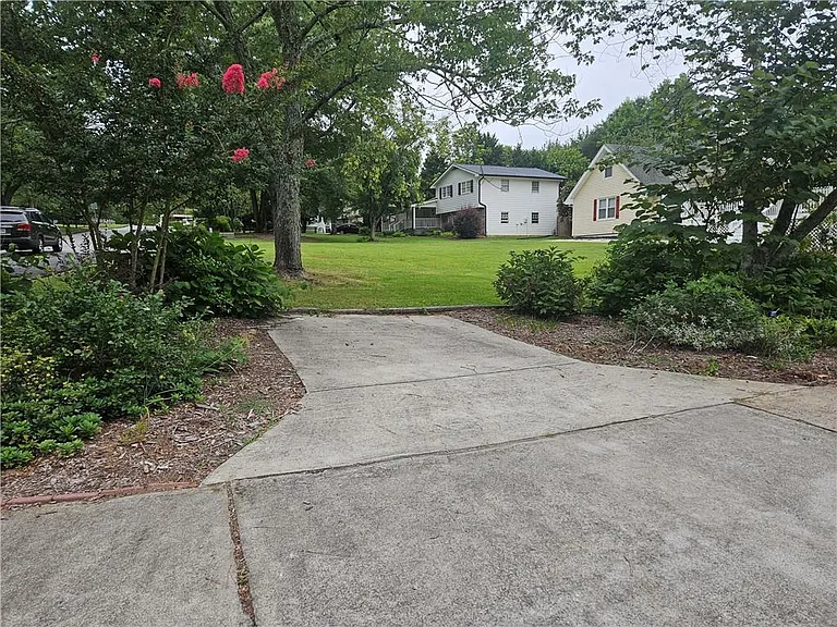 395 Monivea Ln — Photo 2