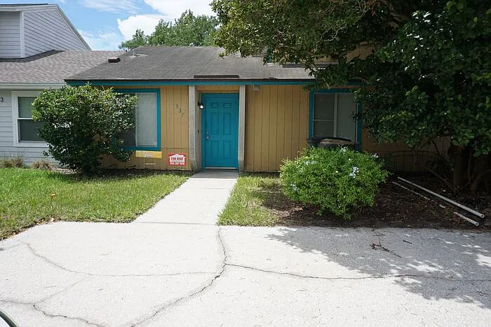 3 bed, 2.0 bath, 1328 sqft, $2,180 — Photo 2