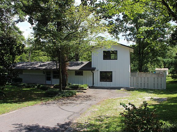 2nd image of 820 Abington Ln