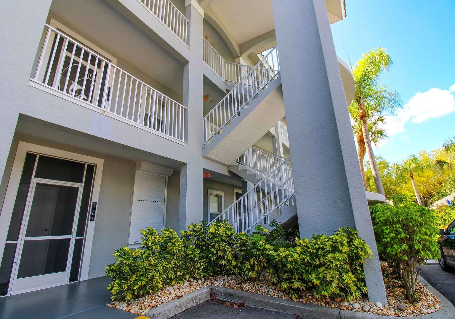 Furnished 3/2 Condo Seasonal Or Annual Vanderbilt Beach Community Pool — Photo 4