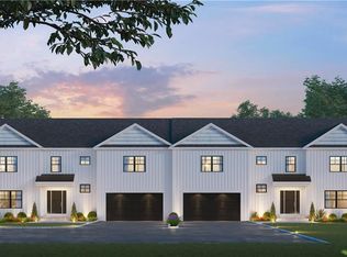 108 Oakwood Dr, Fairfield, CT 06824