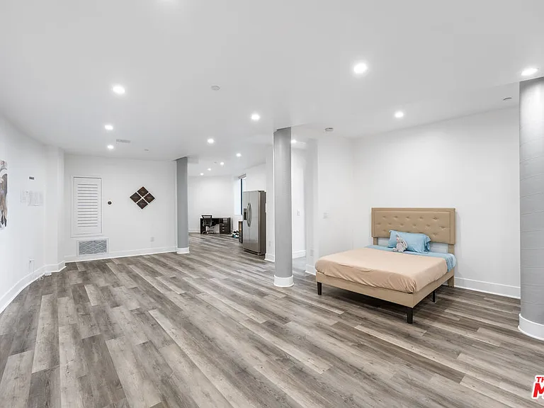 6181 Temple Hill Dr — Photo 44
