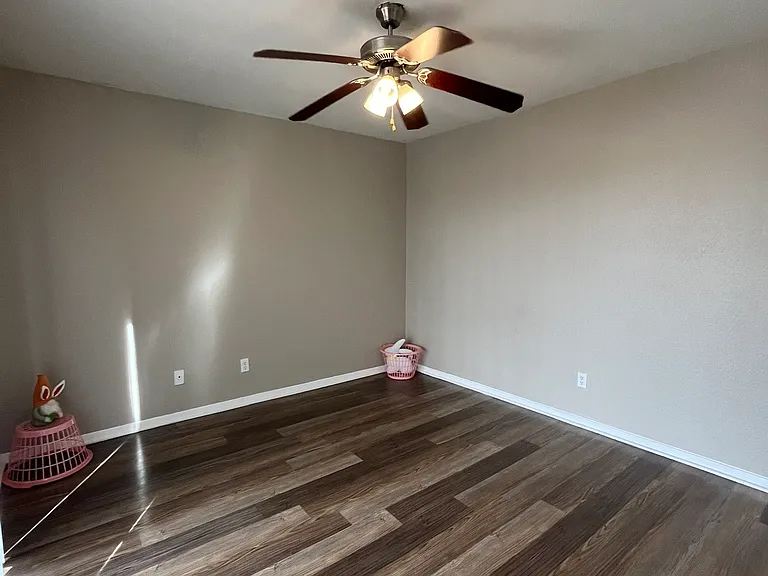 Sand Pebble Apartments — Photo 25