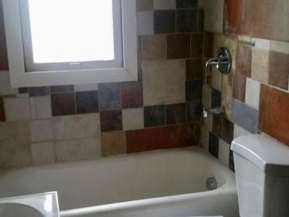 5th image of 152 Columbian Ave