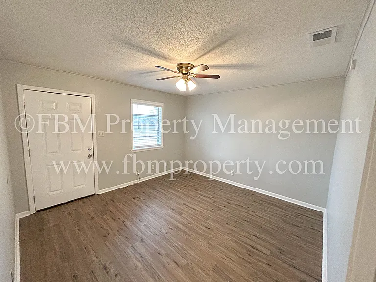 330 W College St #4 — Photo 3