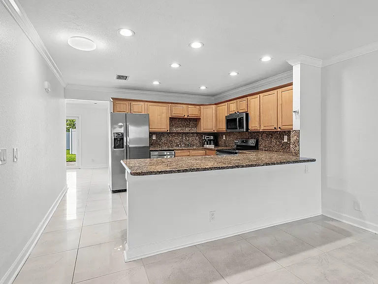 231 SW 6th St — Photo 11