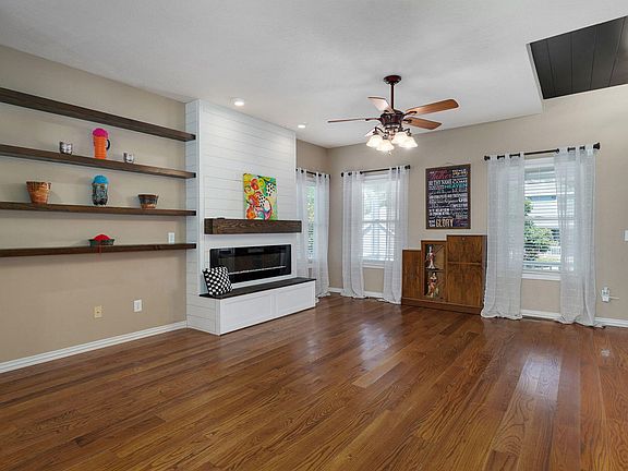 4th image of 708 E Saint Charles Street
