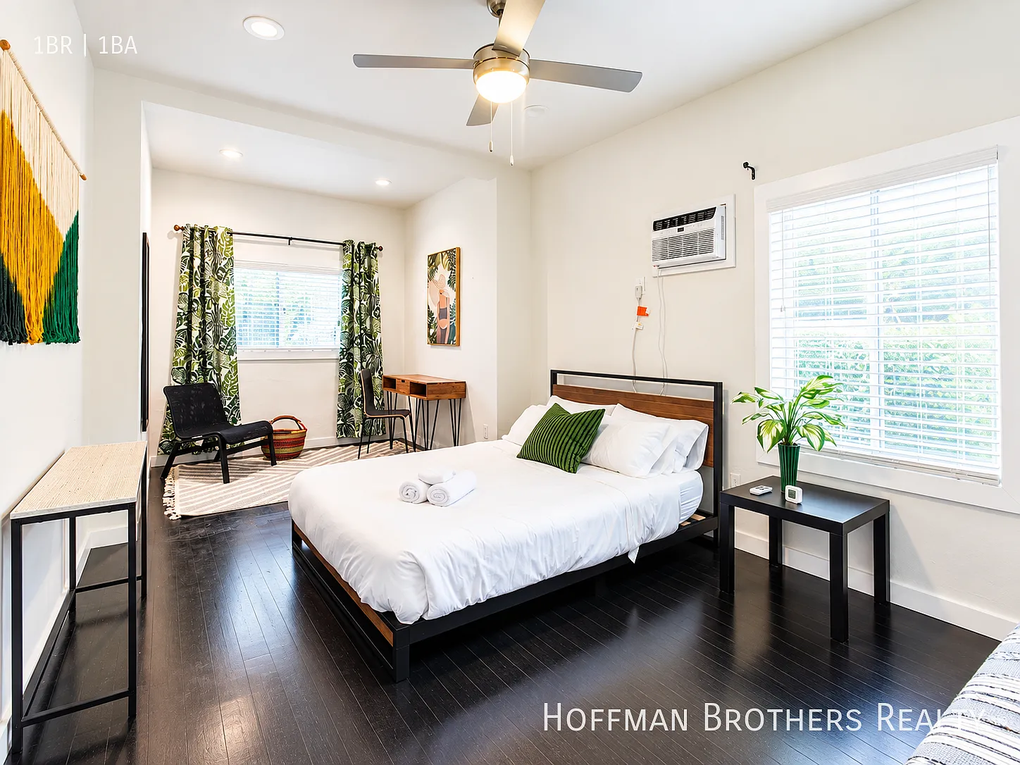 Furnished Venice 1-Bed with Hardwood Floors, A/C & On-Site Laundry — Photo 4
