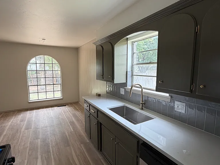 726 Garden Grv — Photo 4