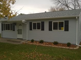 912 Jones St, Le Claire, IA 52753
