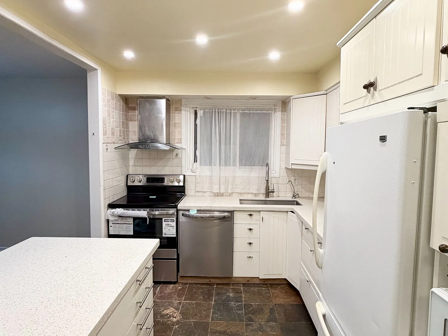 3 bed, $2,300 — Photo 2