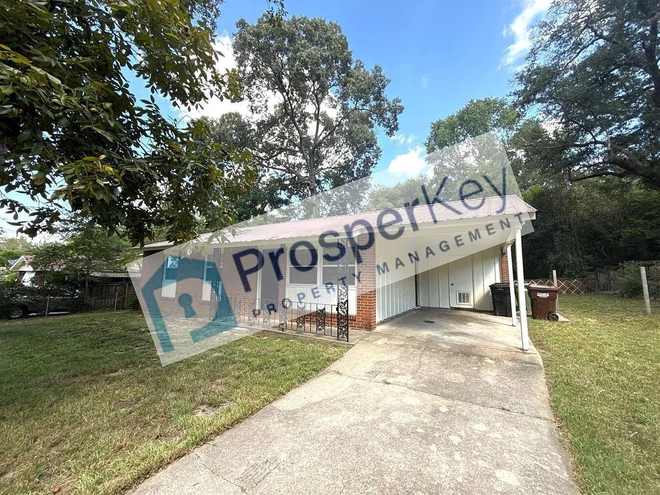 710 Greenbrier Dr — Photo 2