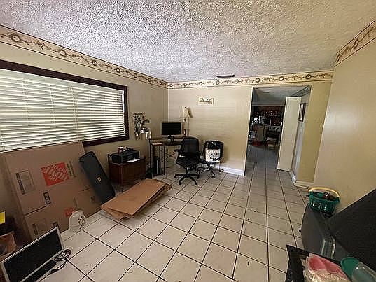 4th image of 1810 W Henry Ave